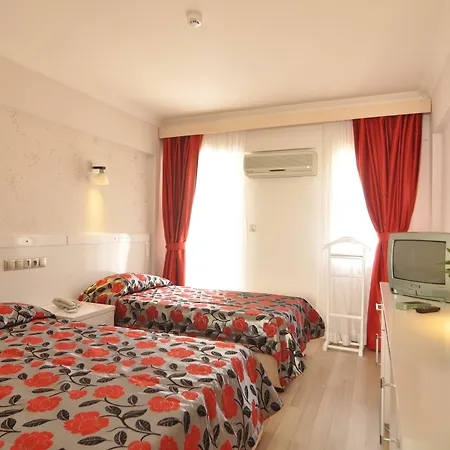 מלון Delfi & Wellness Center 2*